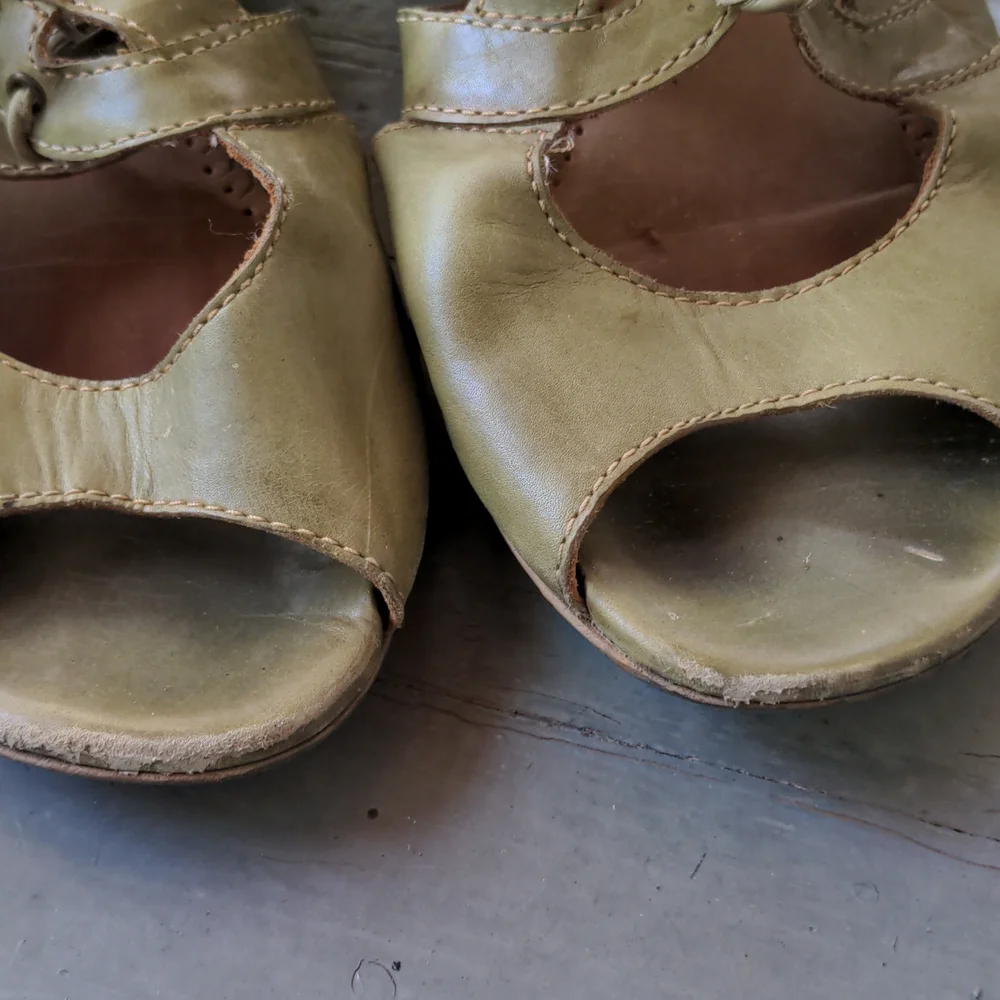 Everybody by BZ Moda strappy green peep toe kitten heel sandals - Picture 7 of 8